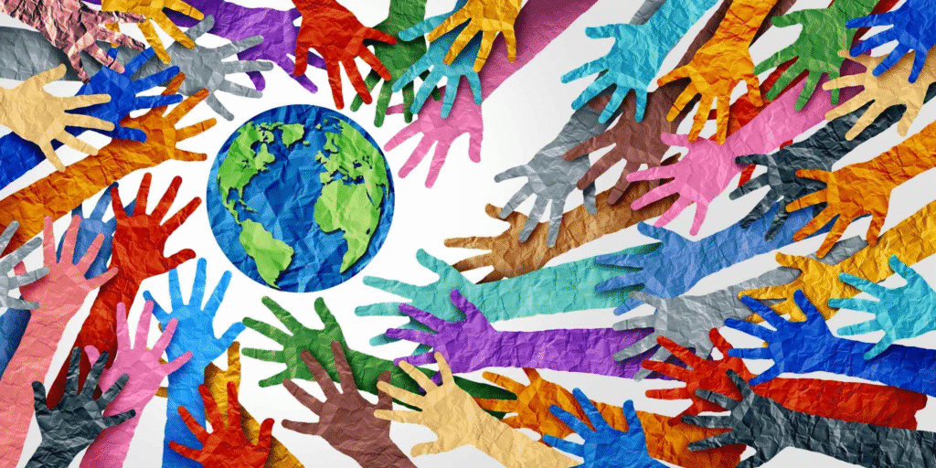 Ilustración de la Tierra en el centro, rodeada de múltiples manos de colores extendidas hacia ella, simbolizando diversidad, inclusión y cooperación